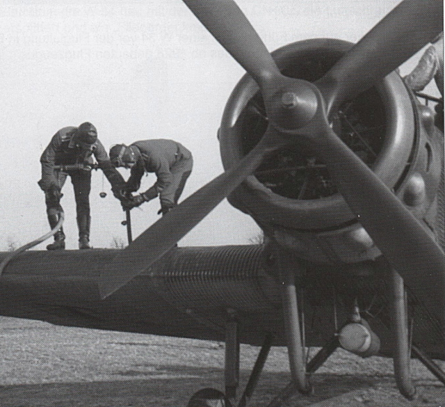 Eine Junkers W 34 wird betankt