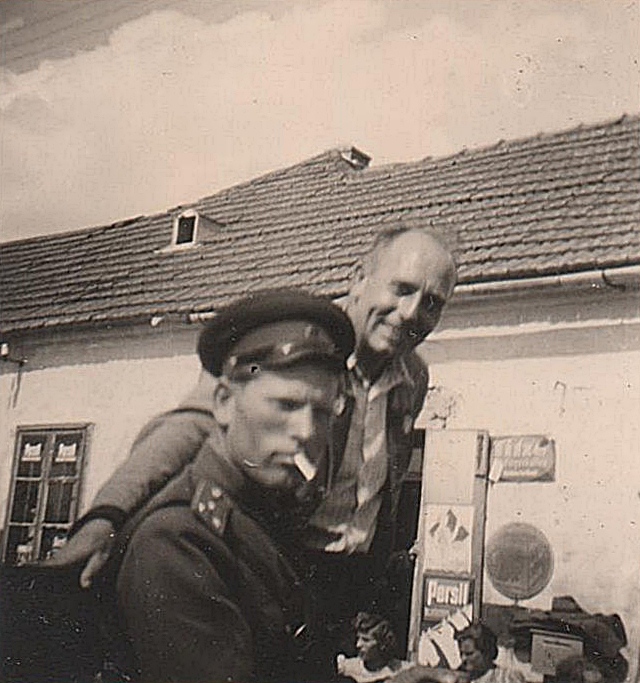 Der Kommandant mit Lehrer Engelberger 