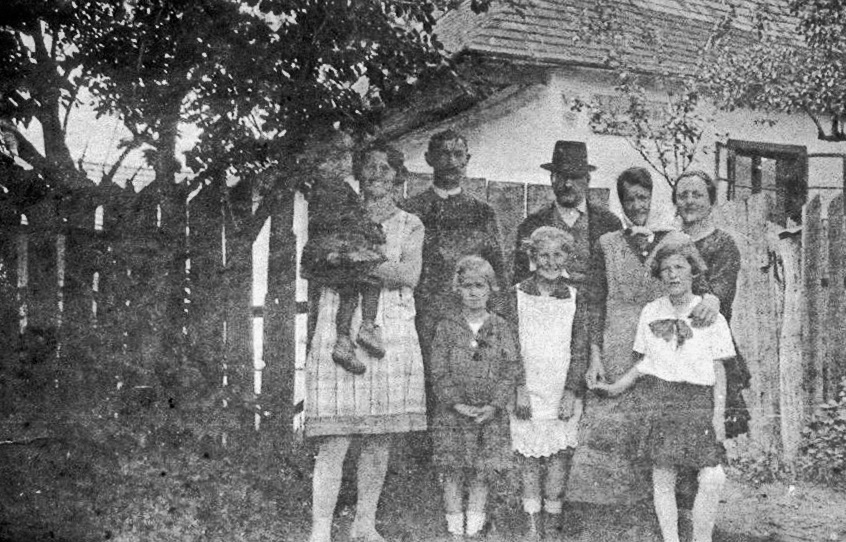 Schneider Johann Mayer mit Familie vor dem Haus 