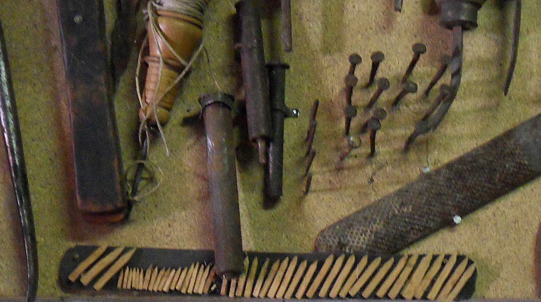unten: Holznägel, rechts oben Eisennägel