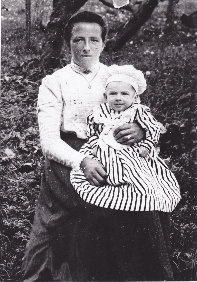 Franz Wabro als Kleinkind mit seiner Mutter