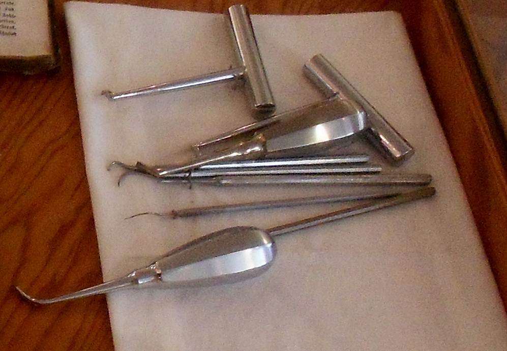 Werkzeuge zur Zahnbehandlung 
