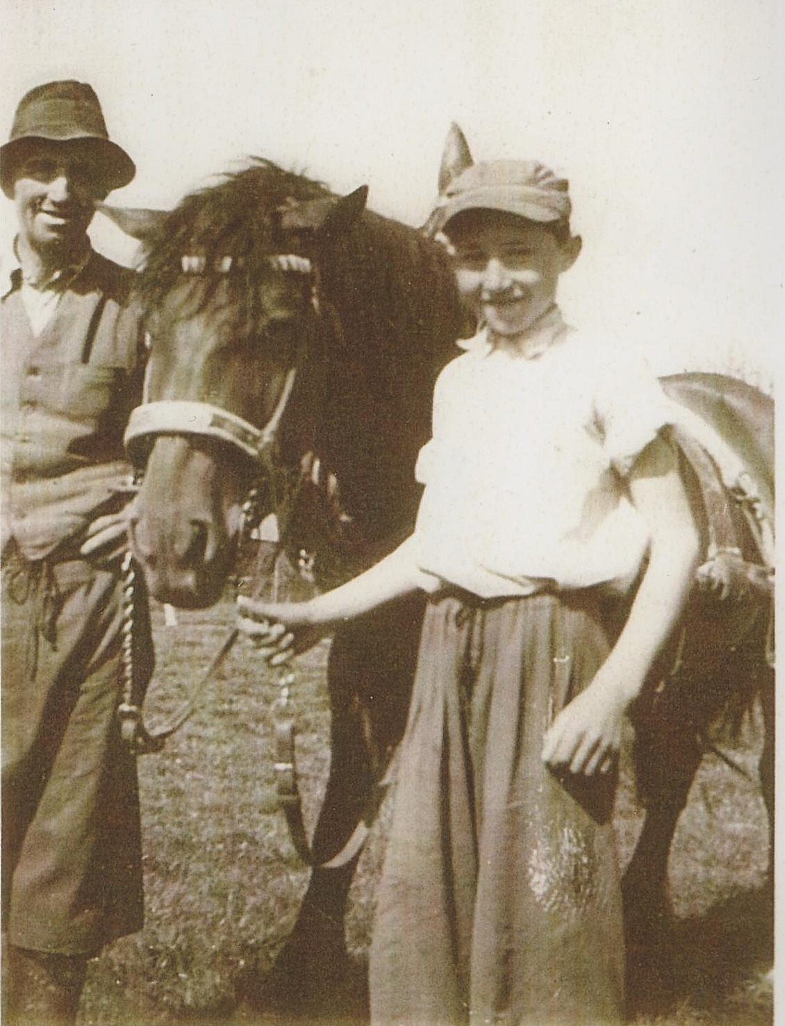 Josef  Birochs und Sohn Karl mit ihrem Pferd