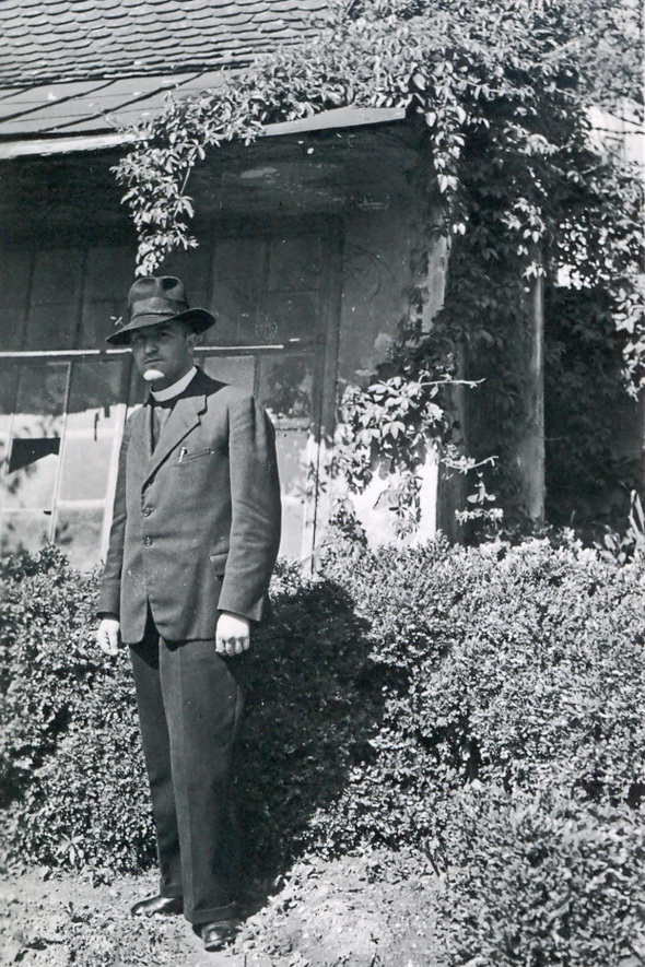 Im Vorgarten des Pfarrhofes